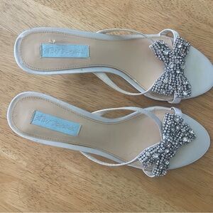 Betsey Johnson Bridal Sandal with a Jeweled Bow Size 8M